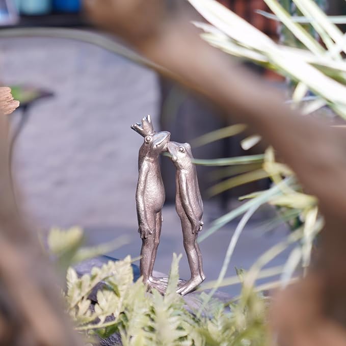 Frog Decor Garden Statue Decor Outside - Couple Kiss Plog Statue Outside Frog Figurines for Yard Patio Lawn Decorations Couple Frogs Front Yard Decorations Outdoor 3.5" 2" 8.75"